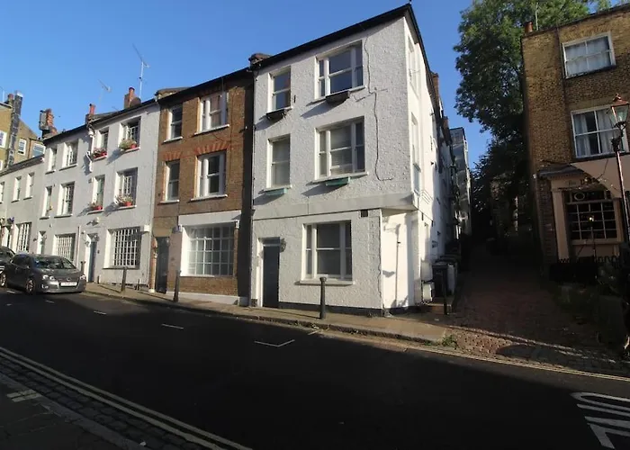 Cute & Quiet Apartment In The Heart Of Hampstead